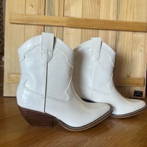 Womens size 7 ankle cowboy boots. Never worn.